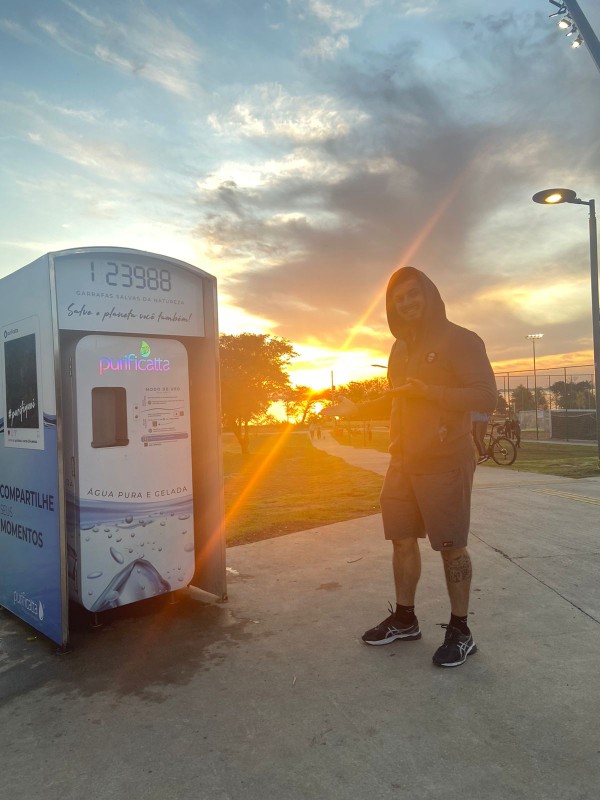 Máquina Purificatta com contador de garrafas, ao entardecer