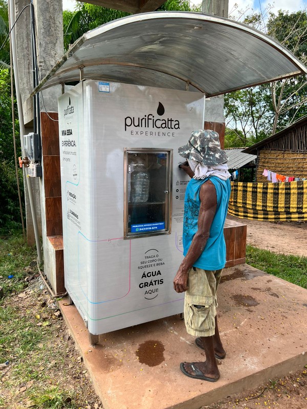 Máquina Purificatta instalada com cobertura na comunidade