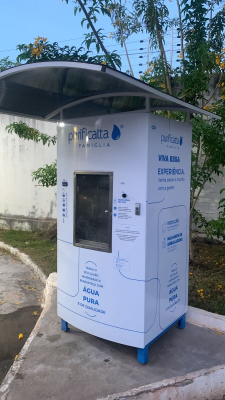 Máquina Famiglia instalada em área externa do condomínio