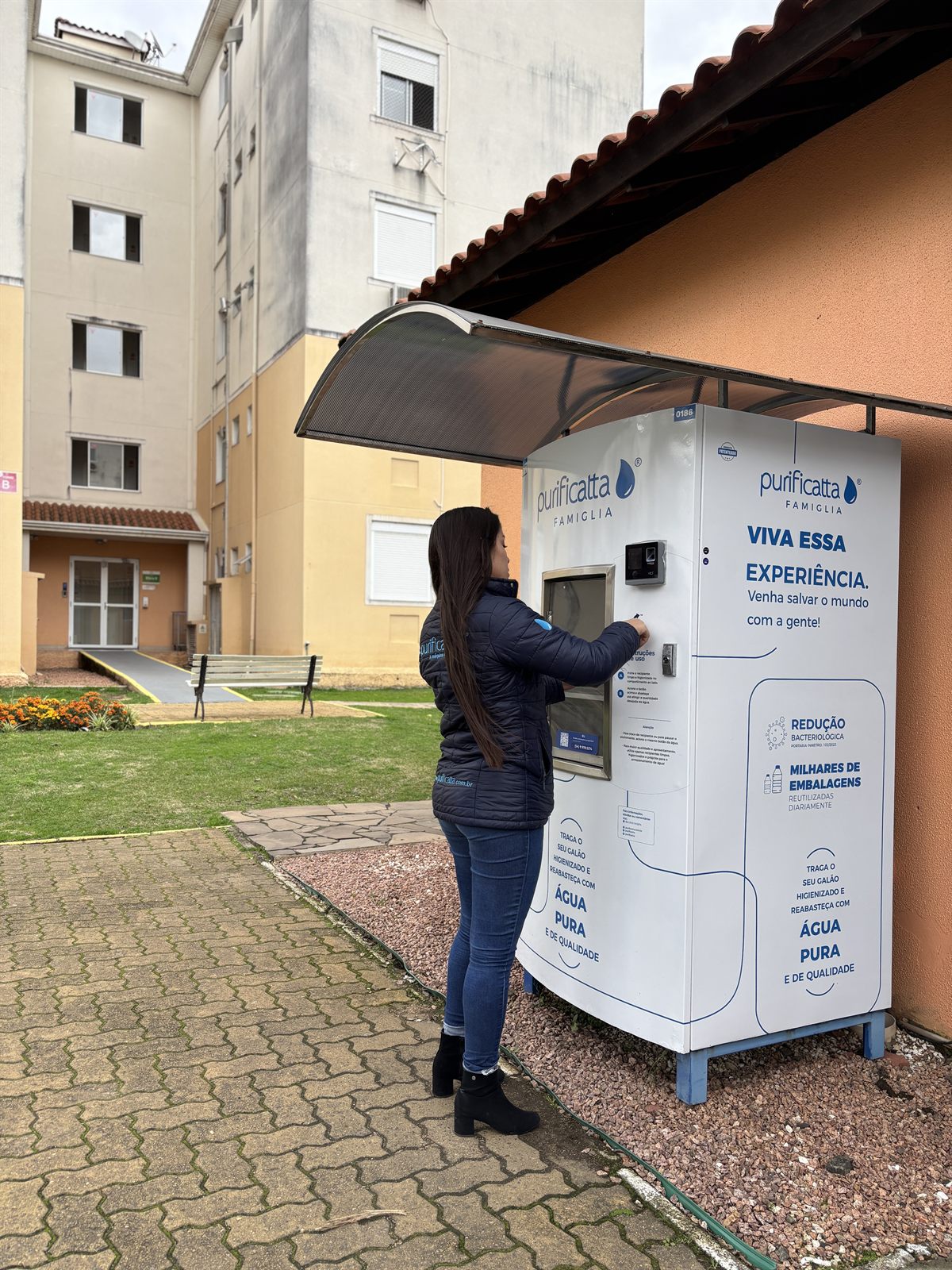 Moradora utilizando a Famiglia na área comum do condomínio